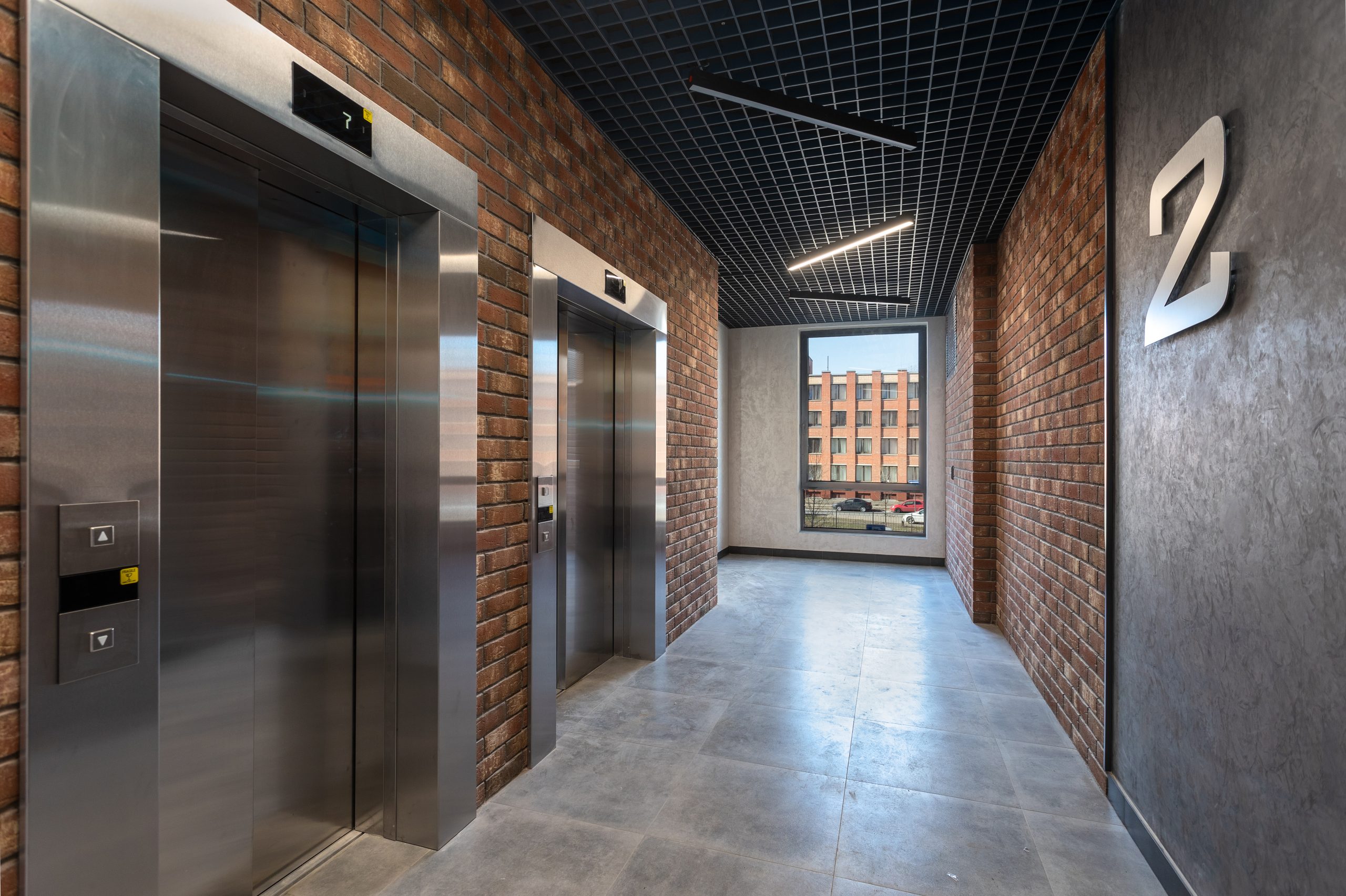 espaco-publico-moderno-de-um-edificio-residencial-com-elevadores-no-segundo-andar